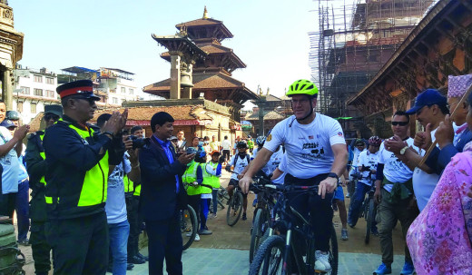 अमेरिकी राजदूत साइकलमा सरर ...
